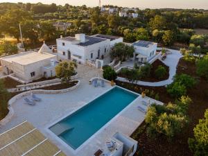 una vista aerea di una casa con piscina di Borgo Altobello a Cisternino