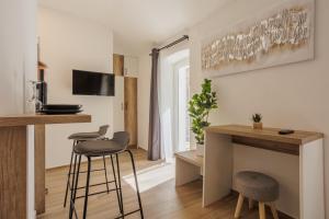 uma cozinha e sala de estar com um bar e banco em Apartments Piritus em Split