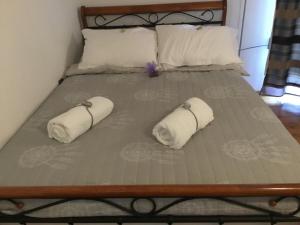 Posteľ alebo postele v izbe v ubytovaní Lavender Hill Hvar Villa - pool, jacuzzi,sauna,BBQ