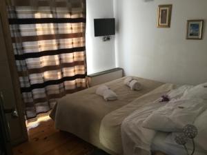 Posteľ alebo postele v izbe v ubytovaní Lavender Hill Hvar Villa - pool, jacuzzi,sauna,BBQ