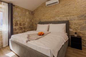 um quarto com uma cama com uma abóbora em Apartments Piritus em Split