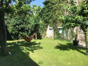 Ein Garten an der Unterkunft InTown Guesthouse Shkoder