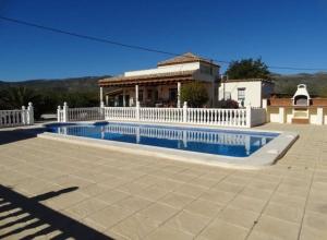 莫拉塔利亞的住宿－Andrevia del carmen，一个带白色围栏和房屋的游泳池