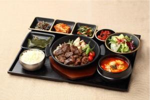 河内그레이스 호텔 Grace Hotel & Residence的一盘装有不同种类食物的食物