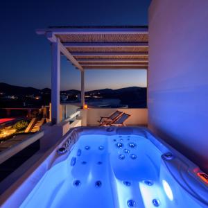 eine Whirlpool-Badewanne auf dem Balkon in der Nacht in der Unterkunft Antiparos Luxury Villas in Andiparos