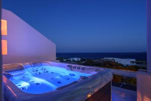 einen Whirlpool auf dem Balkon eines Gebäudes in der Unterkunft Antiparos Luxury Villas in Andiparos