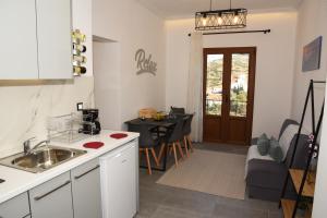 una cocina con fregadero y encimera en STELLA'S LUXURY HOUSE, en Batsi