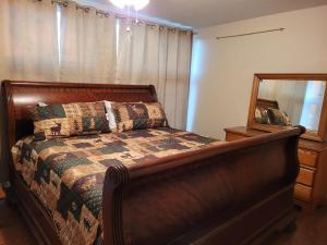 Säng eller sängar i ett rum på Gram's Place MtnTop 2/2 Cottage on 100 quiet acres