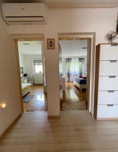 uma sala com um quarto e uma sala de estar em DIS apartment Varaždin em Varaždin