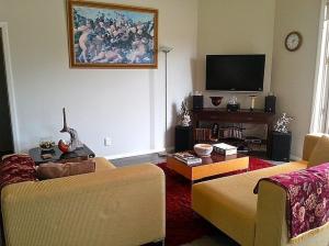 sala de estar con 2 sofás y TV de pantalla plana en Mistry Hideout - Lakes Resort Pauanui Home, en Pauanui