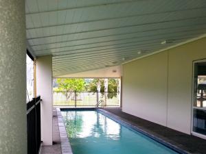 בריכת השחייה שנמצאת ב-Mistry Hideout - Lakes Resort Pauanui Home או באזור