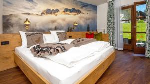 Кровать или кровати в номере Das Bergmayr - Chiemgauer Alpenhotel