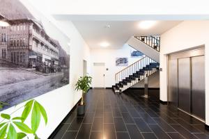 um corredor com uma escada e um mural de um edifício em Prinzess Brunhilde - Appartementhaus em Thale
