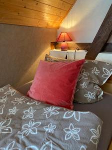 En eller flere senge i et værelse på Haus Mohnke