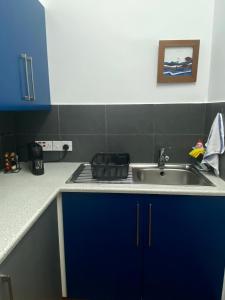 A kitchen or kitchenette at Lovely studio apartment in Pafos