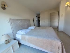 - une chambre avec un grand lit et une table de nuit dans l'établissement Appartement neuf 3 chambres vue mer Propriano, à Propriano
