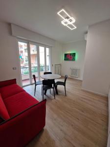 ein Wohnzimmer mit einem roten Sofa und einem Tisch in der Unterkunft San Rocco Apartments - Royal Welcome in Verona