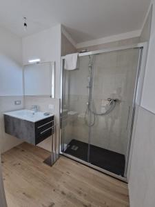ein Bad mit einer Dusche und einem Waschbecken in der Unterkunft San Rocco Apartments - Royal Welcome in Verona