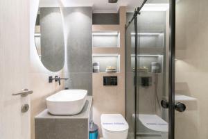 Kúpeľňa v ubytovaní SithoniaRS Luxury Apartment 2nd Floor with Sea View