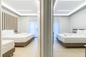 Posteľ alebo postele v izbe v ubytovaní SithoniaRS Luxury Apartment 2nd Floor with Sea View