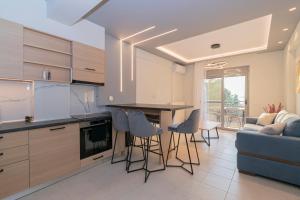 Kuchyňa alebo kuchynka v ubytovaní SithoniaRS Luxury Apartment 2nd Floor with Sea View + 35 fotografií