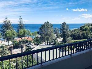 ein Balkon mit Blick auf das Meer in der Unterkunft Appartement face à la mer in Santa-Maria-di-Lota + 2 Fotos