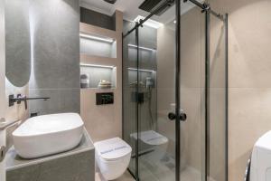 Kúpeľňa v ubytovaní SithoniaRS Luxury Apartment 2nd Floor with Sea View