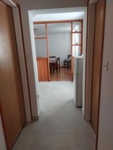 un pasillo que conduce a una cocina y un comedor en Apartments Mlacovic en Rab