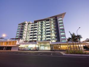 麦凯Oaks Mackay Rivermarque Hotel的前面有街道的高楼