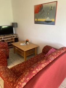 een woonkamer met een bank en een tafel bij Bachlauf in Nahrendorf