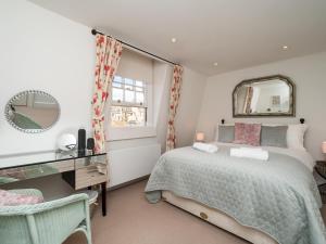 a bedroom with a bed and a desk and a mirror at Pass the Keys 2 bed flat in the heart of Bath in Bath