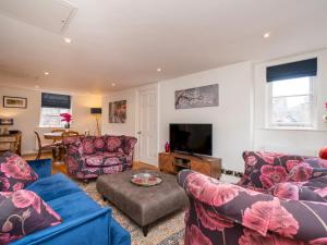 Khu vực ghế ngồi tại Pass the Keys 2 bed flat in the heart of Bath