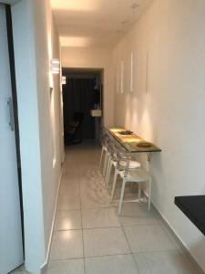 cocina con mesa y sillas en una habitación en Flat Luxo em Gravatá Winterville, en Gravatá