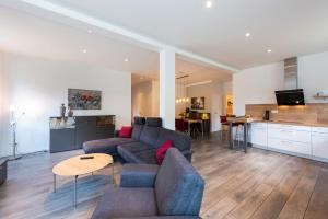 a living room with a couch and a table at Prinzess Brunhilde - Appartementhaus in Thale