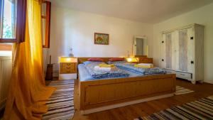 1 dormitorio con 2 camas y ventana en Kuća za odmor Feniks 3, en Ravna Gora