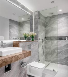 Bilik mandi di The Art Hotel