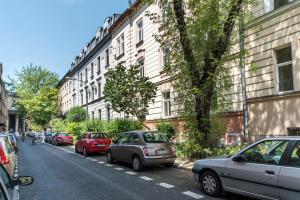 una fila de autos estacionados al lado de una calle en DReAM Post Aparthotel, en Cracovia