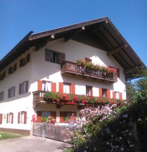 a building with flowers on the side of it at Stöcklhof - Ferienwohnung in Rottau