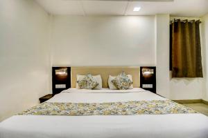 Cama o camas de una habitación en OYO Hotel Cherry