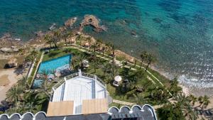 Una vista aérea de un resort con piscina y el océano. en ELYSIUM GARDEN HOTEL, en Bozyazı