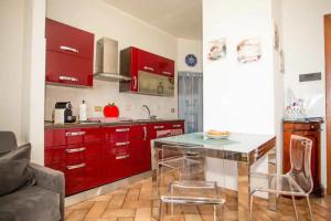 A kitchen or kitchenette at BILOCALE VISTA MARE CON POSTO AUTO