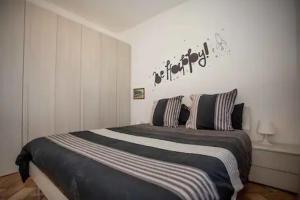A bed or beds in a room at BILOCALE VISTA MARE CON POSTO AUTO
