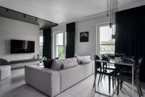 Televízia a/alebo spoločenská miestnosť v ubytovaní Niegaleria Apartament