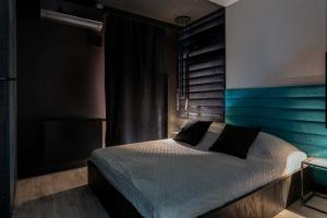 Posteľ alebo postele v izbe v ubytovaní Niegaleria Apartament