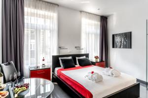 une chambre d'hôtel avec un lit et une table en verre dans l'établissement Komorowski Luxury Guest Rooms, à Cracovie