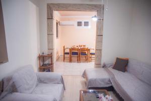 Posezení v ubytování A Central Apartment