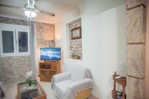 TV a/nebo společenská místnost v ubytování A Central Apartment