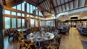 Ein Restaurant oder anderes Speiselokal in der Unterkunft Old Thorns Hotel & Resort 