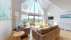 ein Wohnzimmer mit einer Couch und einem Tisch in der Unterkunft Old Thorns Hotel & Resort in Liphook