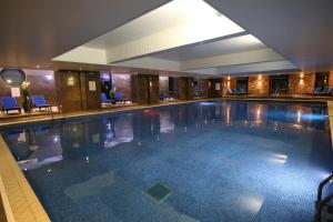 Der Swimmingpool an oder in der Nähe von Old Thorns Hotel & Resort